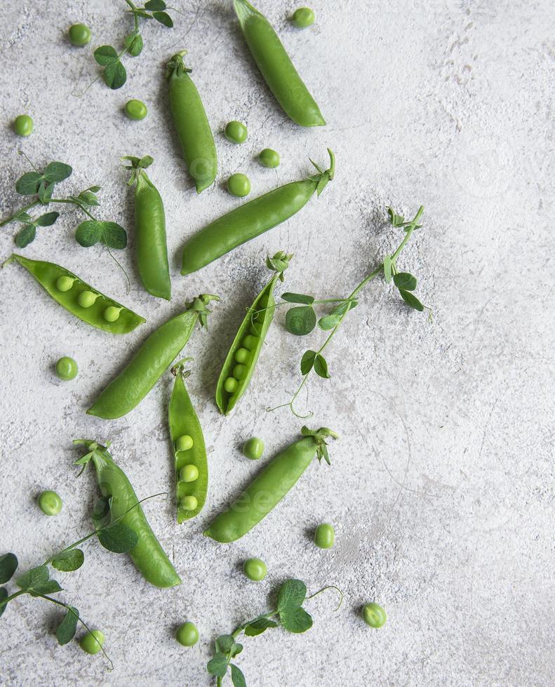 cosses de pois verts frais et pois verts avec pousses photo