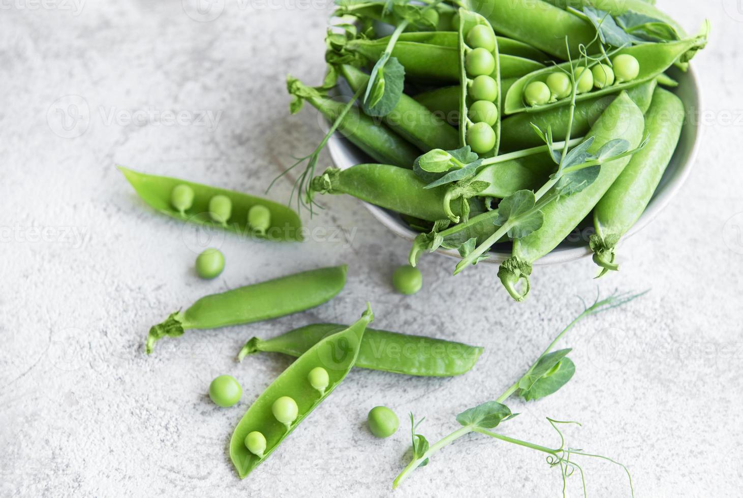 cosses de pois verts frais et pois verts avec pousses photo