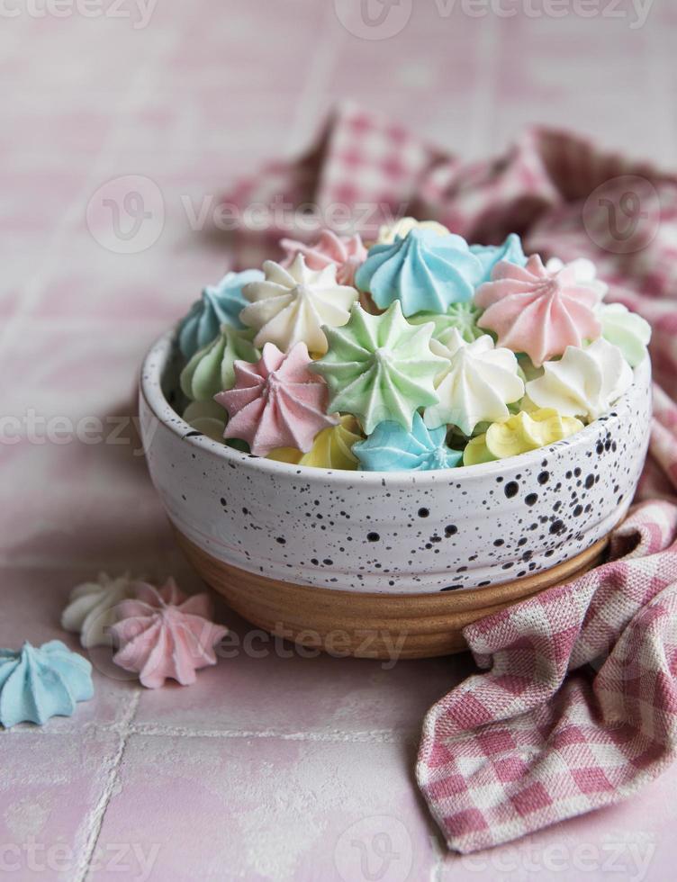 petites meringues colorées dans le bol en céramique photo