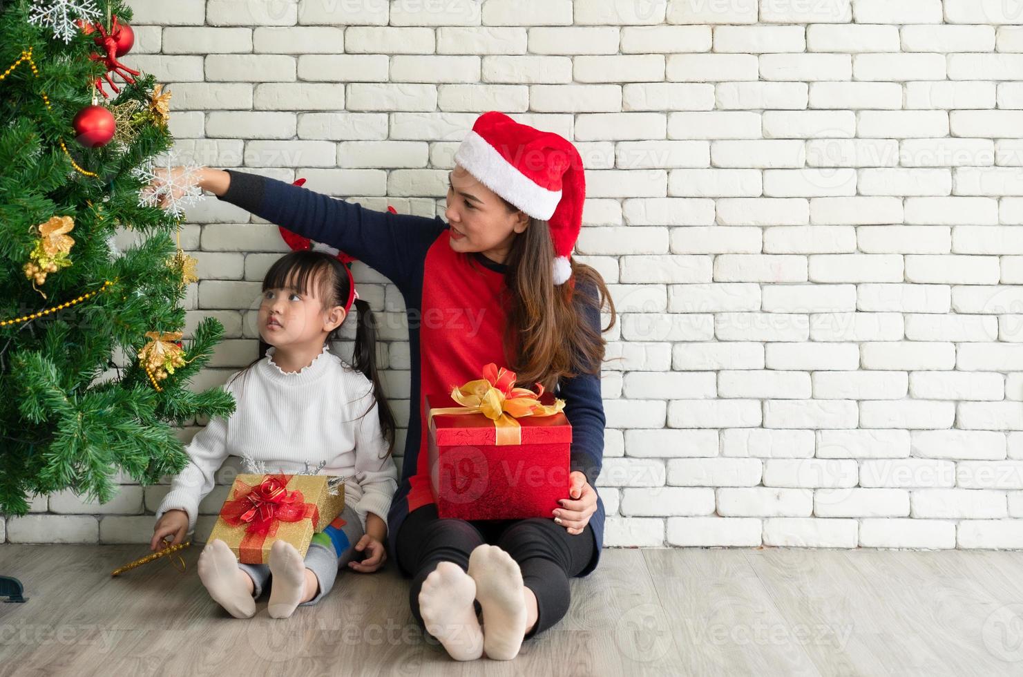 mère et enfant célébrant Noël photo