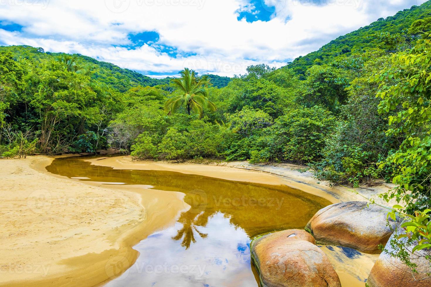 mangrove et pouso beach lagon île tropicale ilha grande brésil. photo