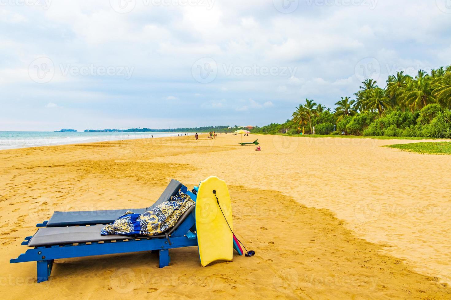 transats bleus à bentota beach au sri lanka. photo