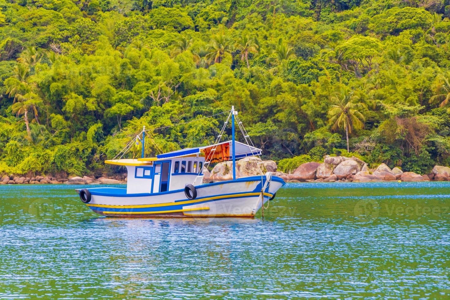 bateaux bateaux bateau mangrove et plage de pouso ilha grande brésil. photo