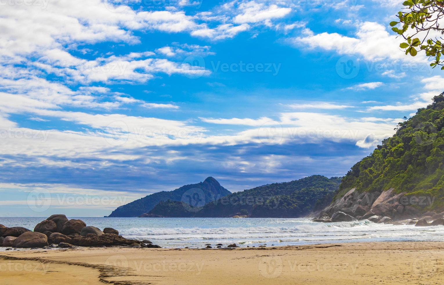 grande île tropicale naturelle ilha grande plage de santo antonio au brésil. photo