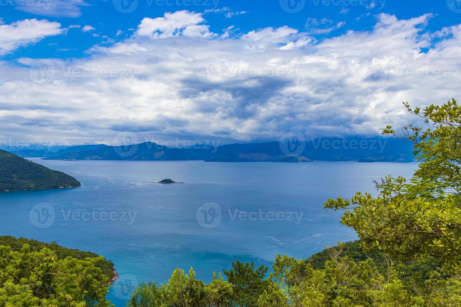 grande île tropicale ilha grande abraao beach panorama brésil. photo