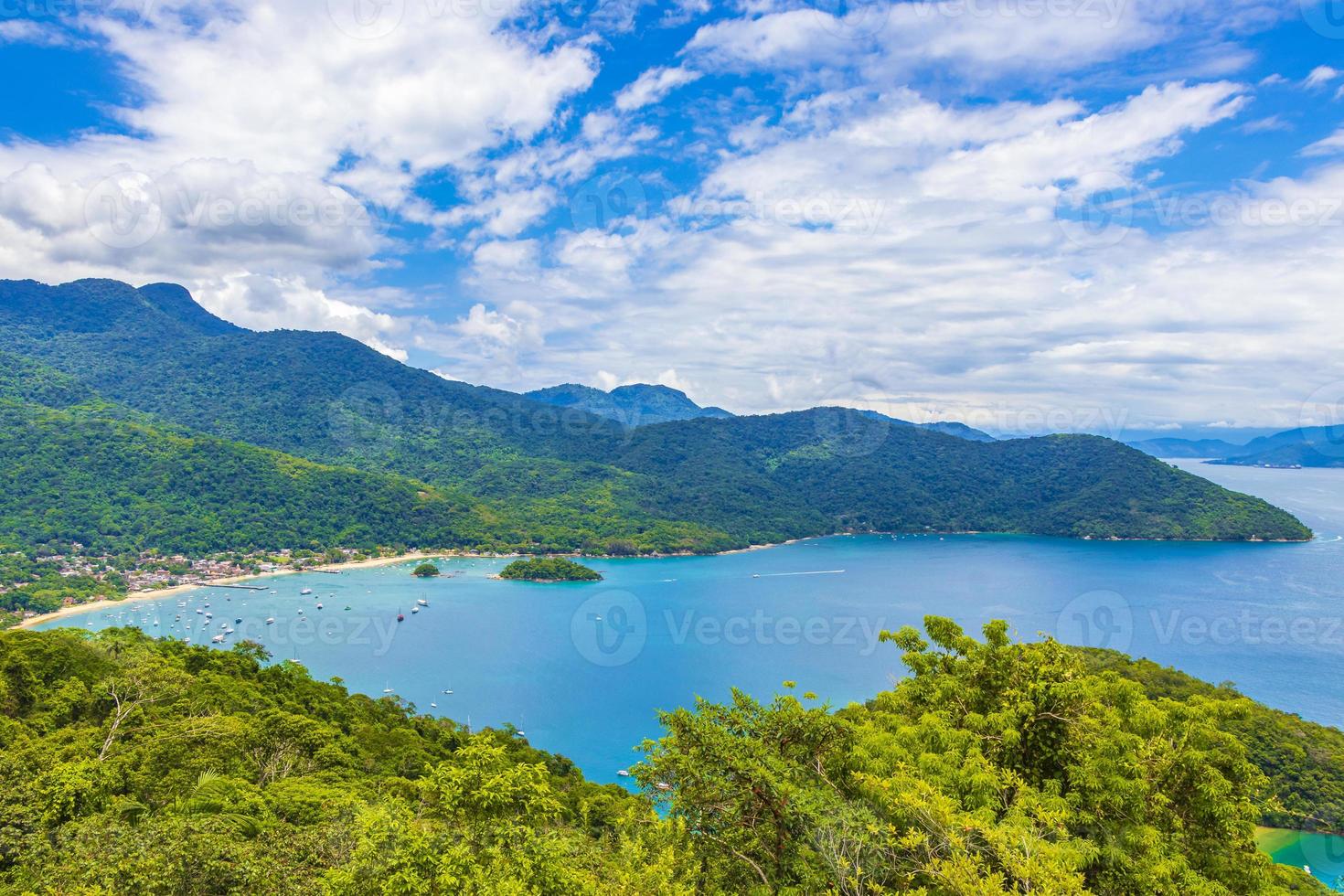 grande île tropicale ilha grande abraao beach panorama brésil. photo