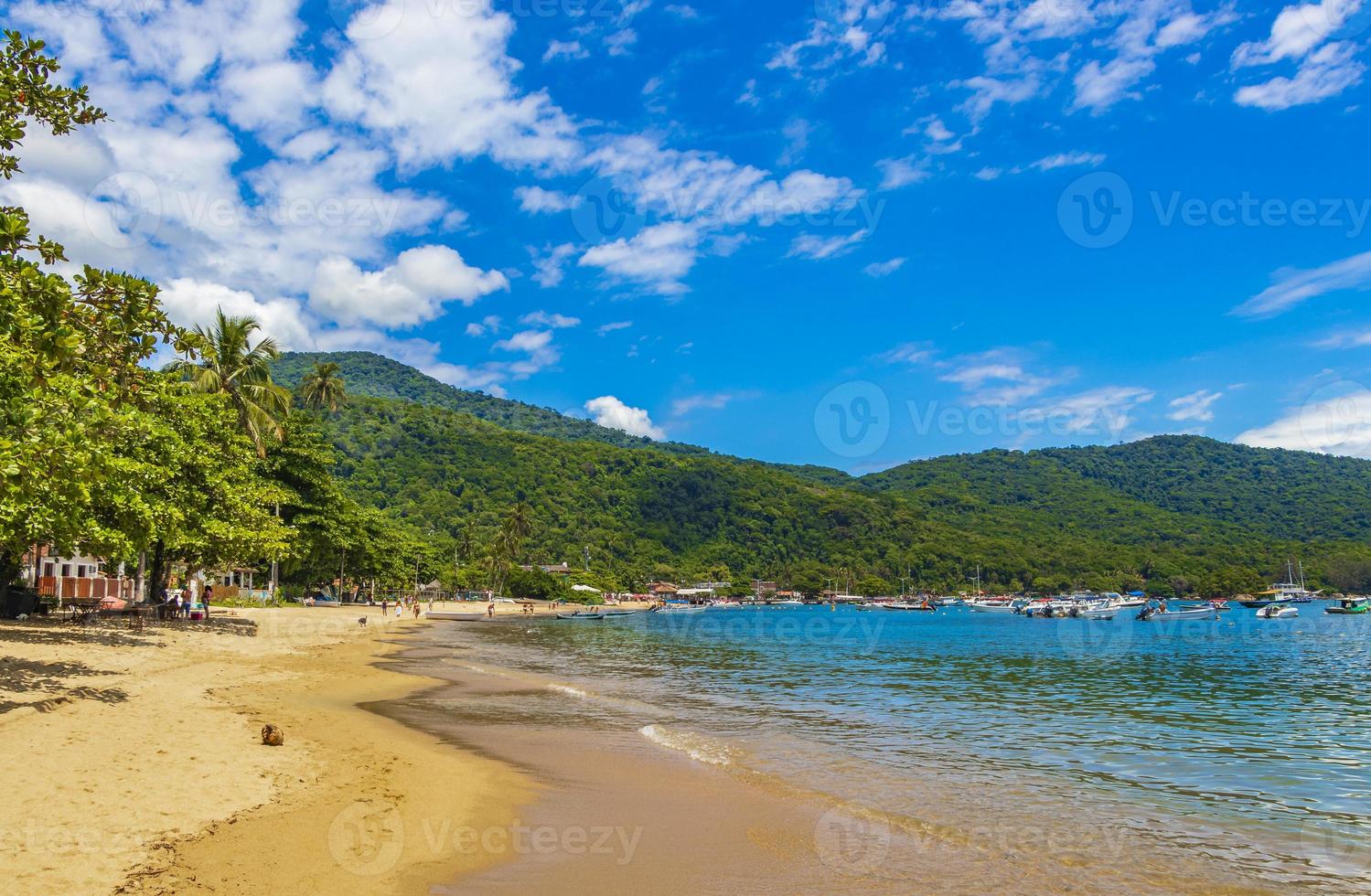 la grande île tropicale ilha grande abraao beach au brésil. photo