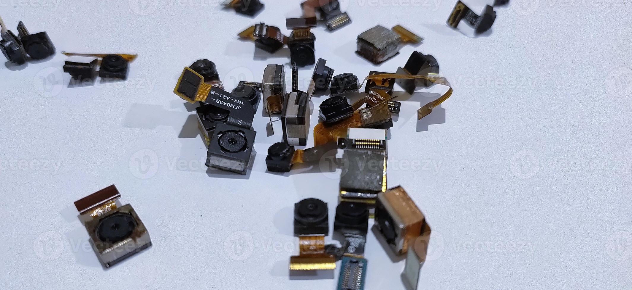 un tas de caméras de téléphone portable cassées photo