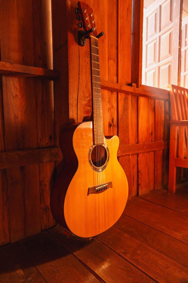 guitare classique sur fond de bois photo
