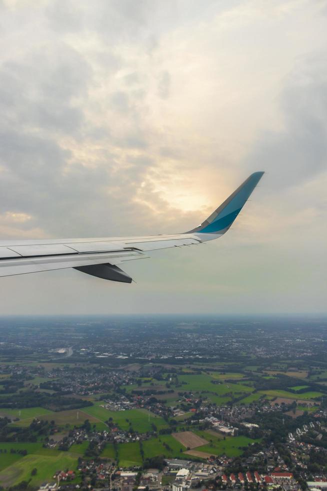 survolant brême allemagne avec vue depuis la fenêtre de l'avion. photo