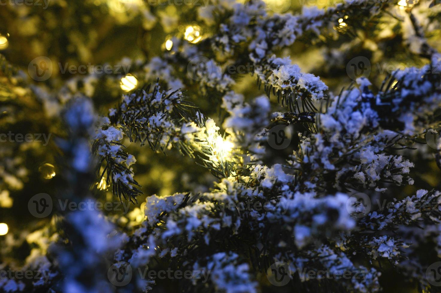 lumières rougeoyantes d'arbre de noël décorées photo