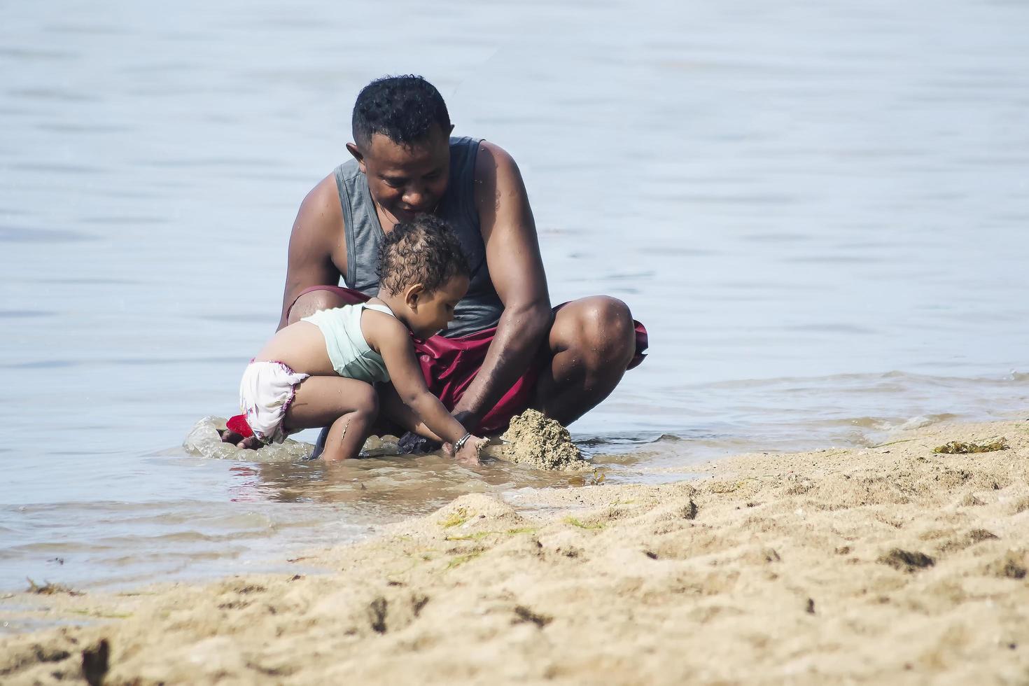 sorong, indonésie 2021- père et enfant photo