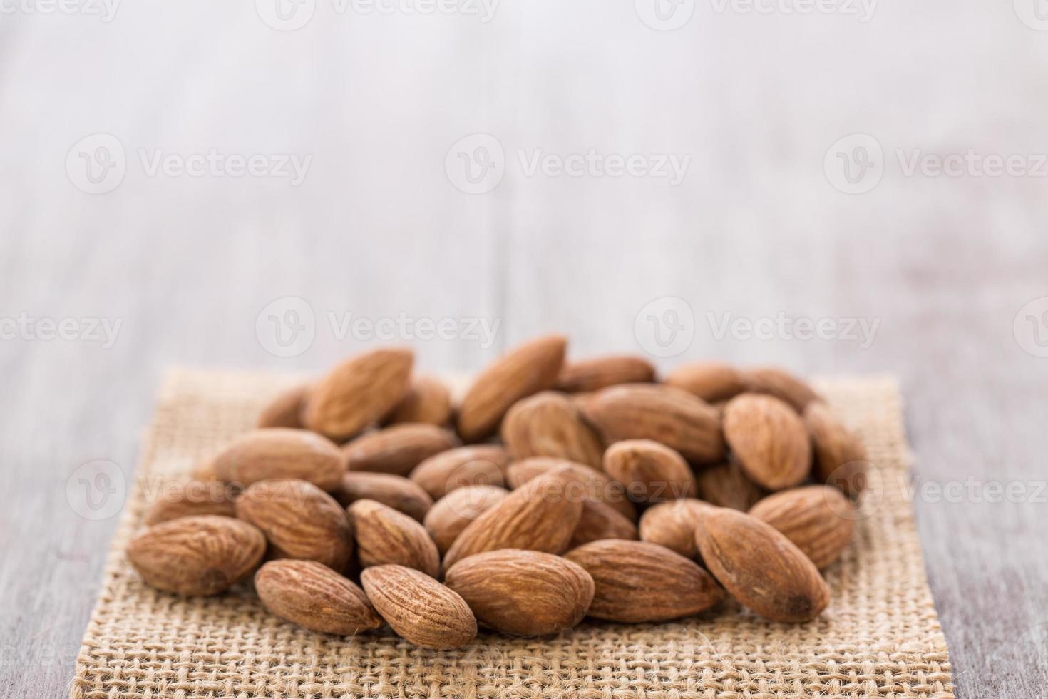 fermer les amandes sur la toile de jute photo