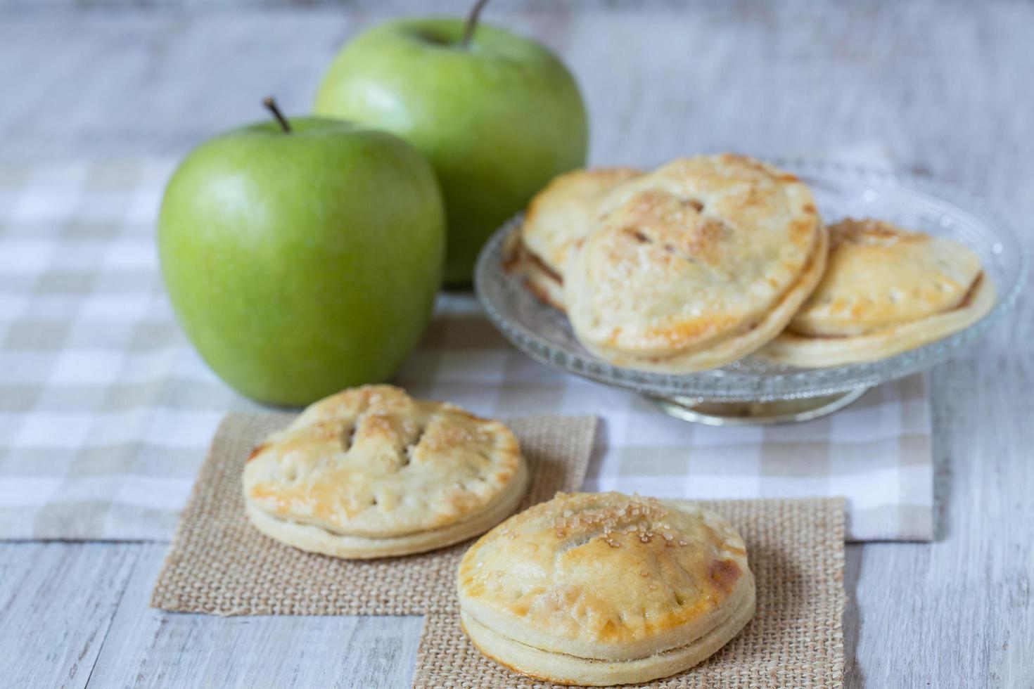 pommes vertes avec des tartes à la main se bouchent photo