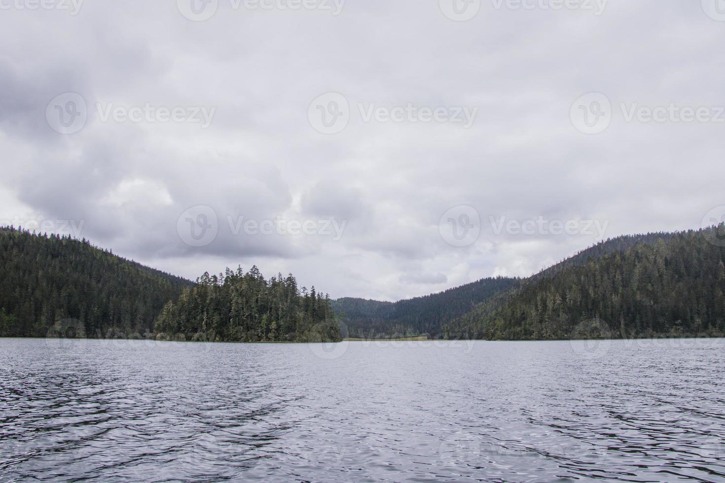 Lac dans le parc national de pudacuo à shangri la, province du yunnan, chine photo