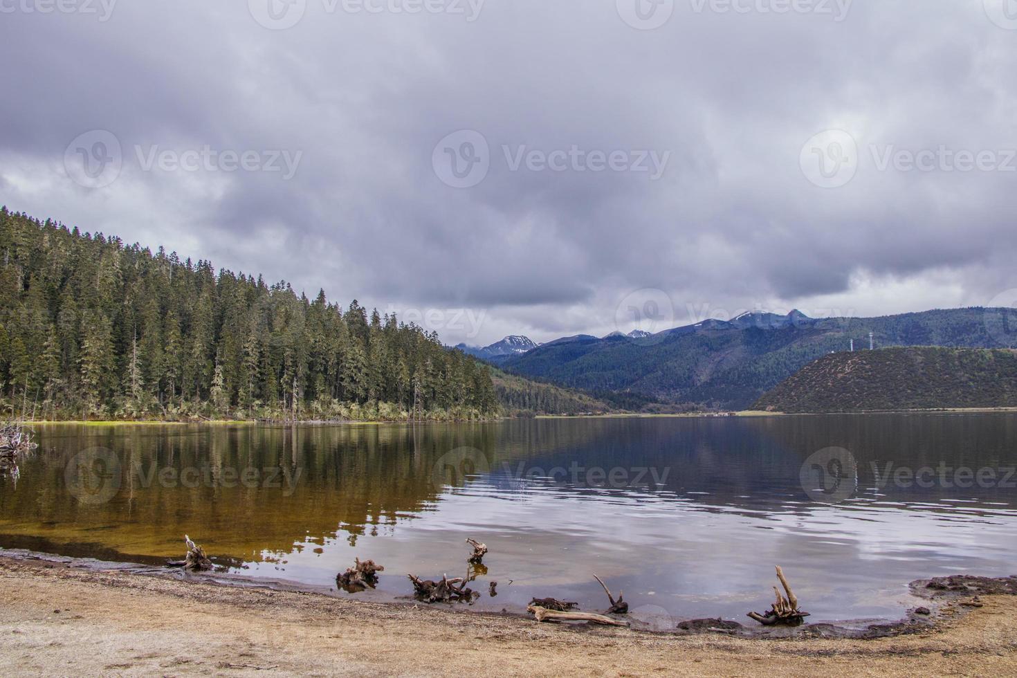 Lac dans le parc national de pudacuo à shangri la, province du yunnan, chine photo