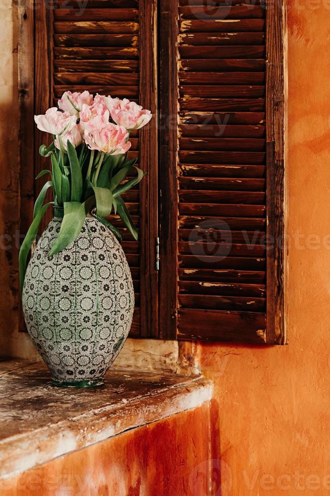 fleurs roses dans un vase photo