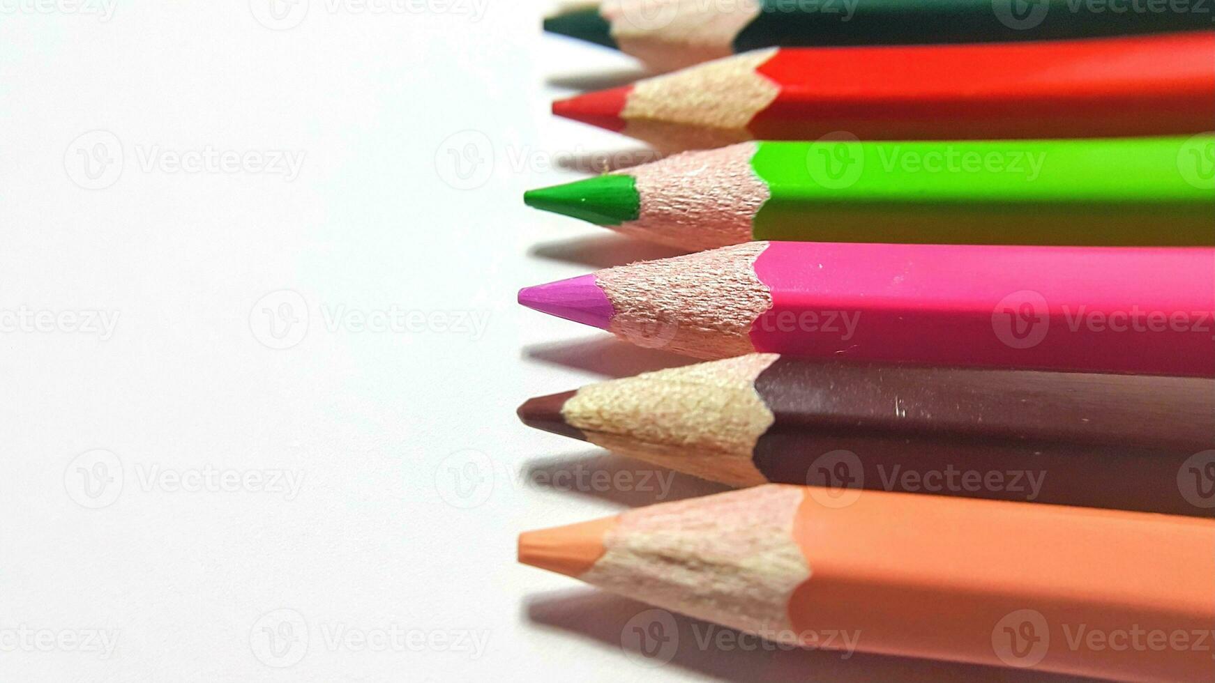 en bois Couleur des crayons arrangé dans masse sur une blanc isolé Contexte photo