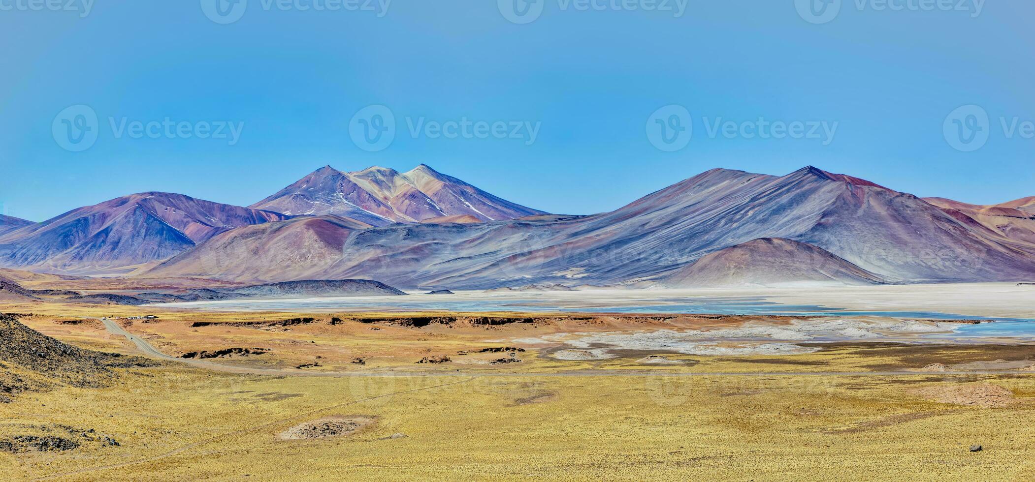 salar de aguas calientes point de vue - atacama désert - san pedro de atacama. photo