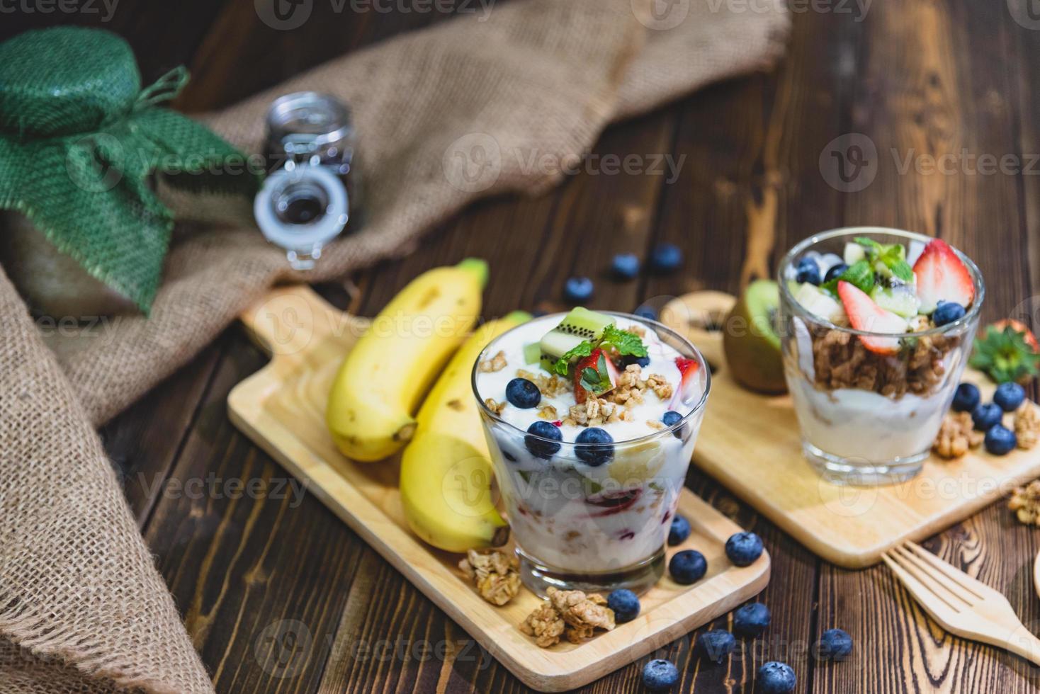 yaourt grec sain avec granola et baies mélangées photo