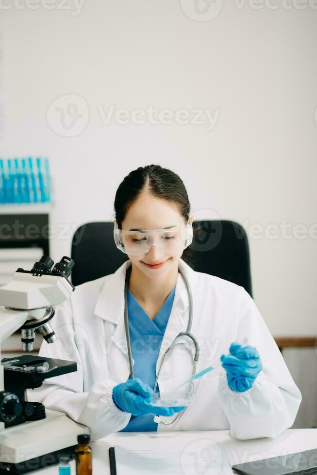 médical recherche laboratoire. femelle scientifique travail avec biochimique science chimique laboratoire photo