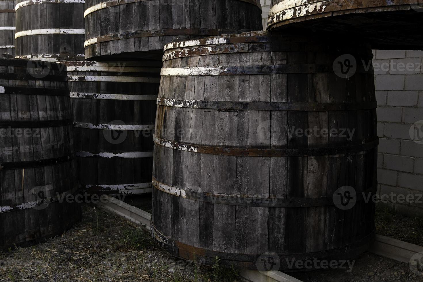 vieux tonneaux en bois rouillés photo