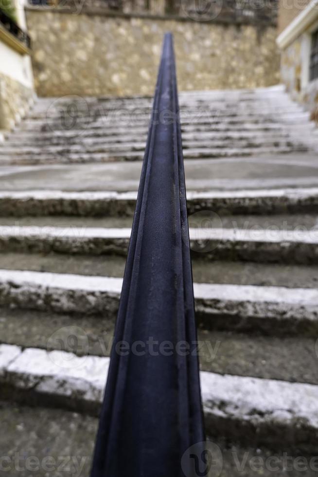 escalier ancien avec rampe en fer forgé photo