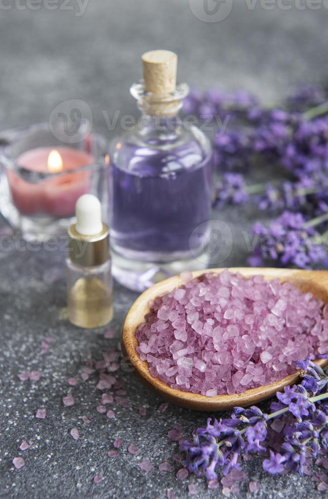 cosmétique aux herbes naturelles avec des fleurs de lavande photo