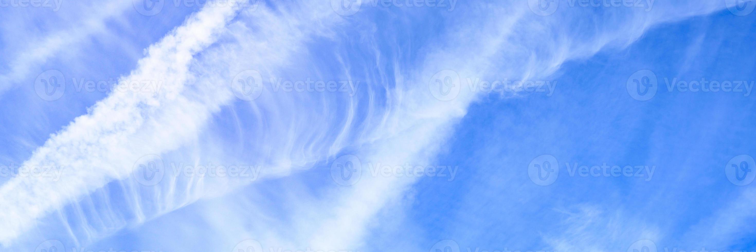 beaux nuages de ciel bleu photo