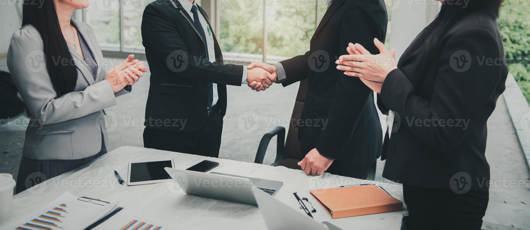 partenaires commerciaux salutations exécutives poignée de main après la conférence photo