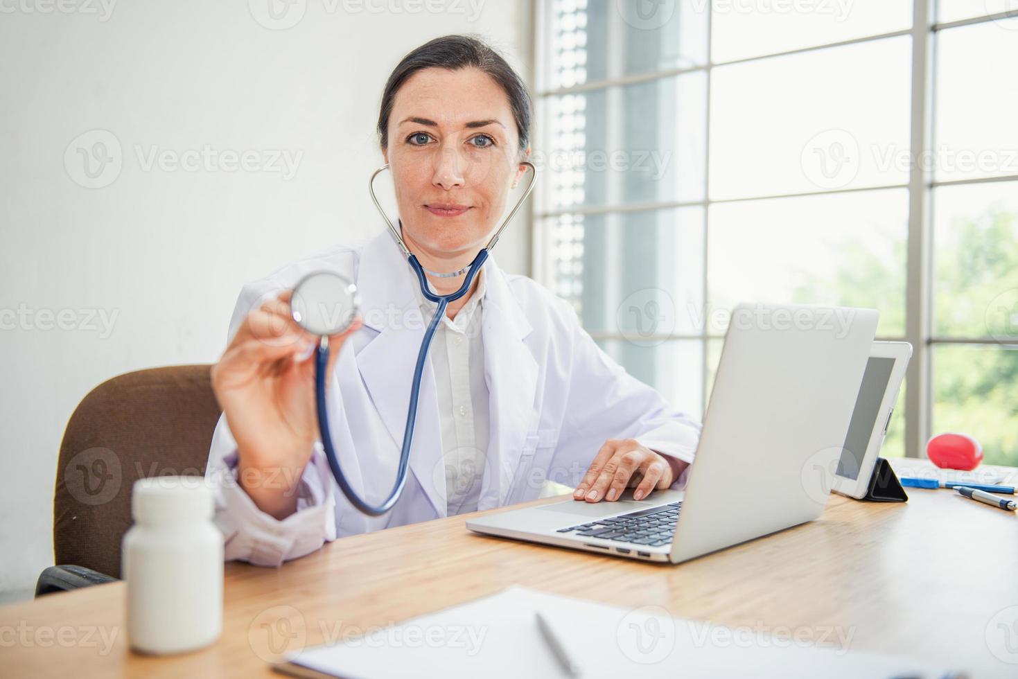 un médecin examine la santé du patient avec un stéthoscope photo