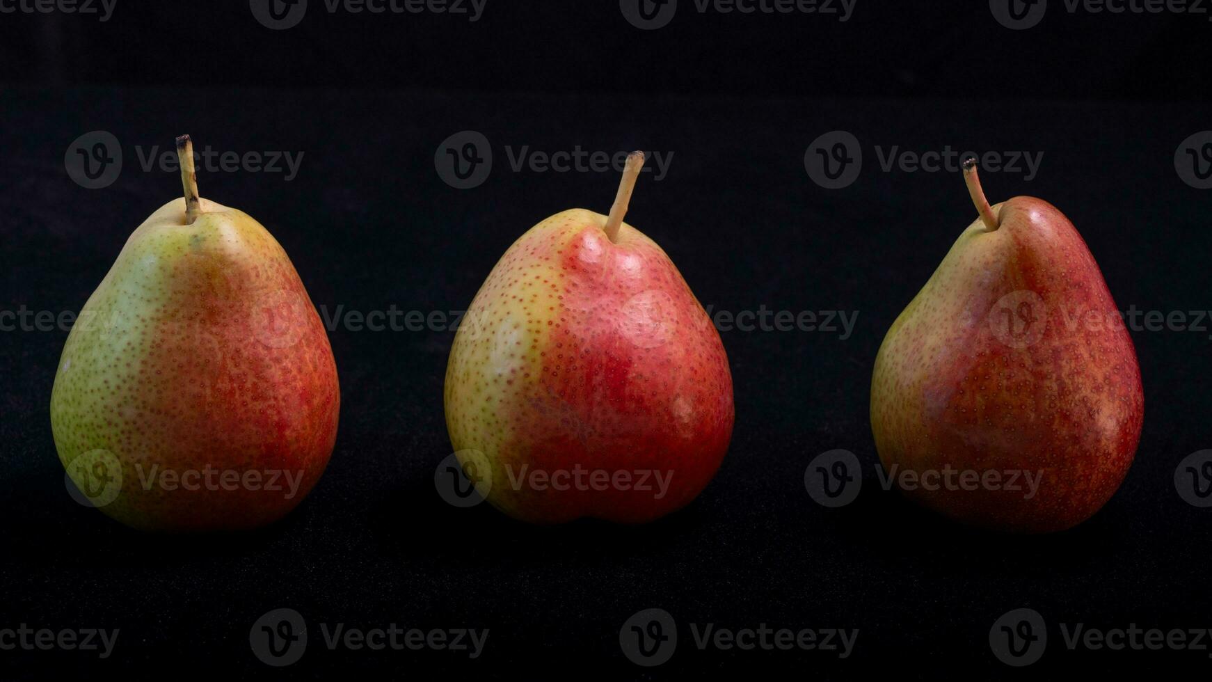 une trio de rouge et Jaune poires avec rouge taches de rousseur. photo