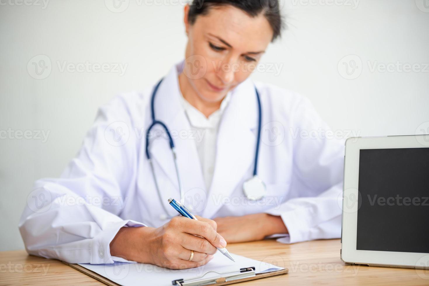 le docteur en médecine travaille dans la salle d'examen de l'hôpital photo