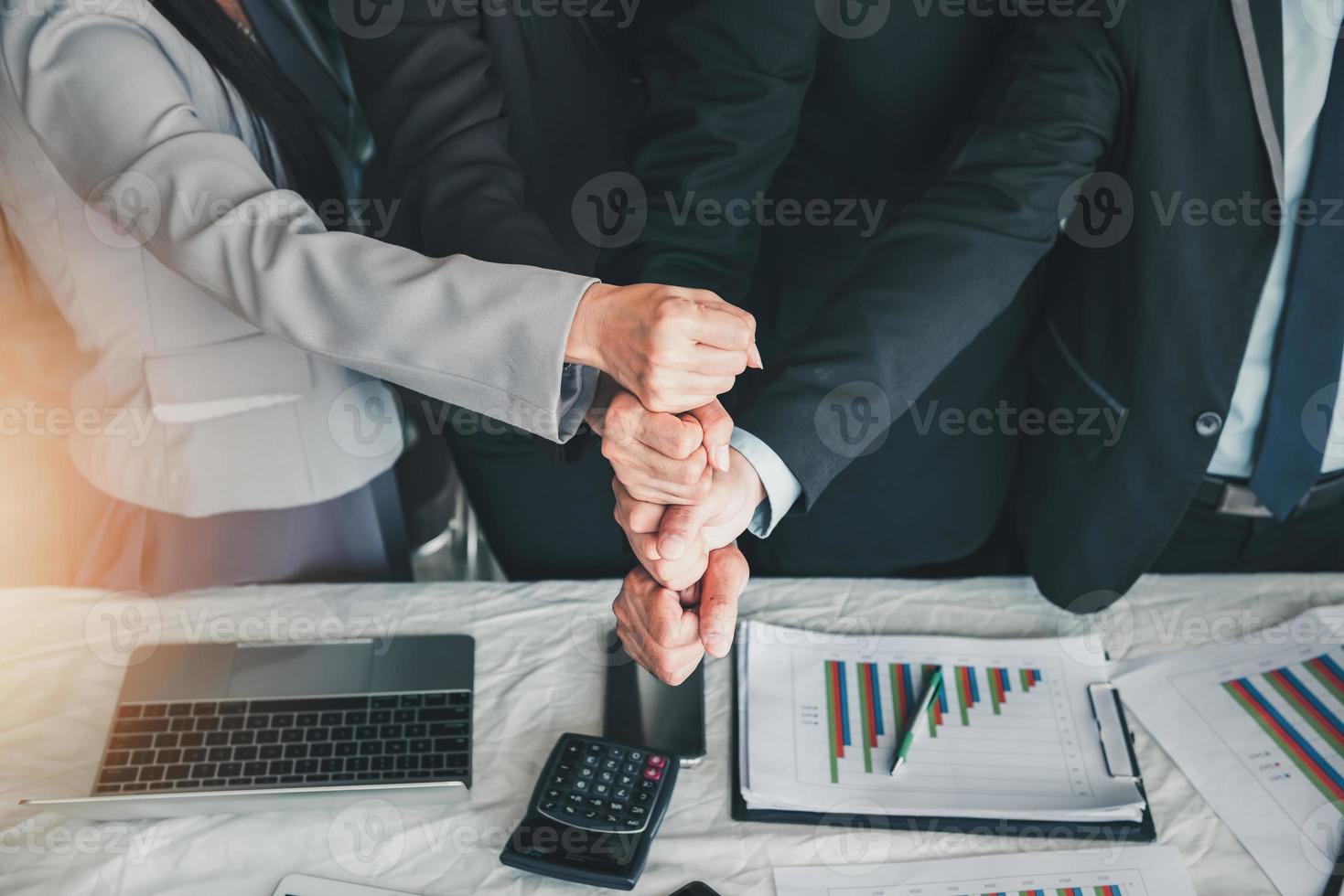 gens d'affaires travail d'équipe mettant les mains empilés pour l'unité photo