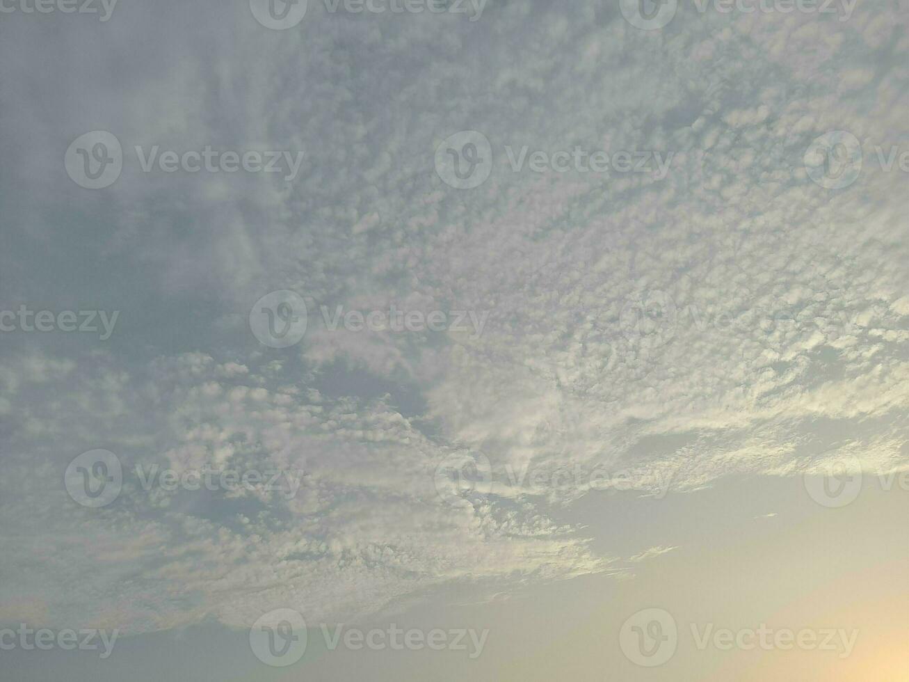 la nature Contexte. ciel, Soleil et des nuages avec des rayons de lumière à le coucher du soleil sur le île de Lombok, Indonésie. photo