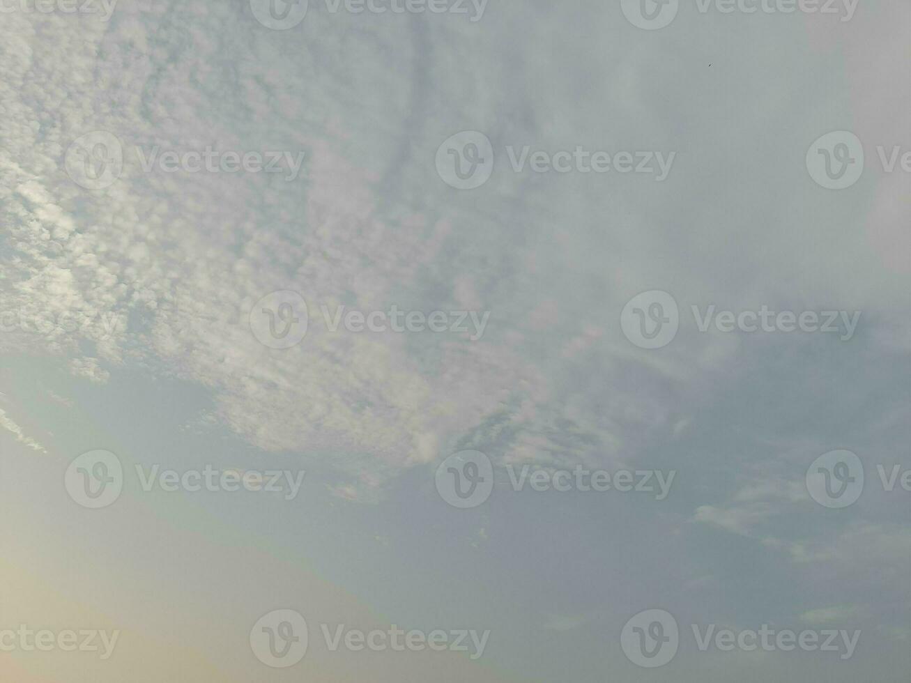 la nature Contexte. ciel, Soleil et des nuages avec des rayons de lumière à le coucher du soleil sur le île de Lombok, Indonésie. photo