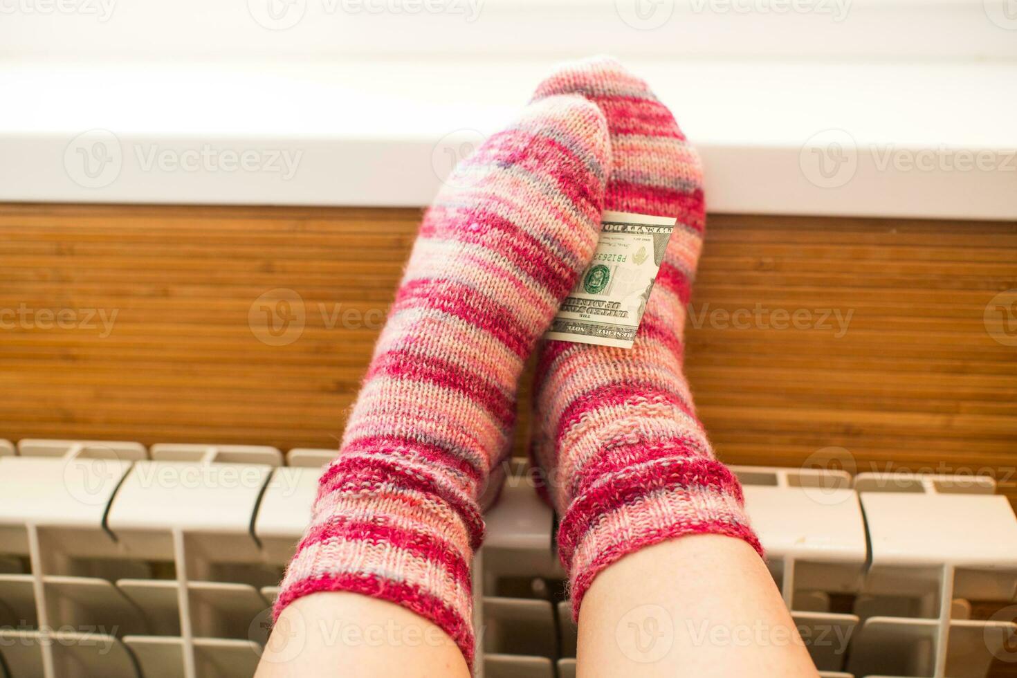 pieds dans chaud hiver chaussettes chaud en haut sur le radiateur. photo