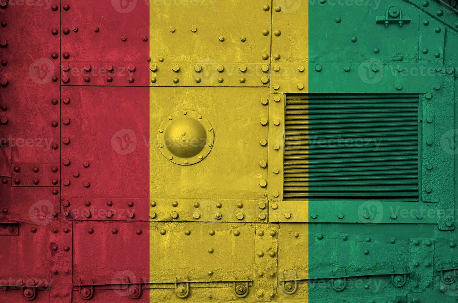 Guinée drapeau représenté sur côté partie de militaire blindé réservoir fermer. armée les forces conceptuel Contexte photo