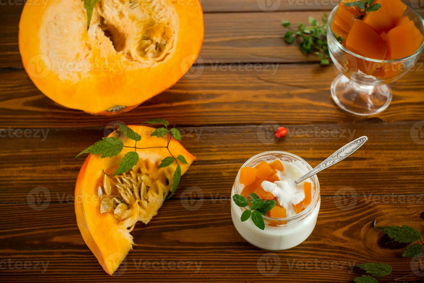 fait maison yaourt avec pièces de citrouille confiture. photo