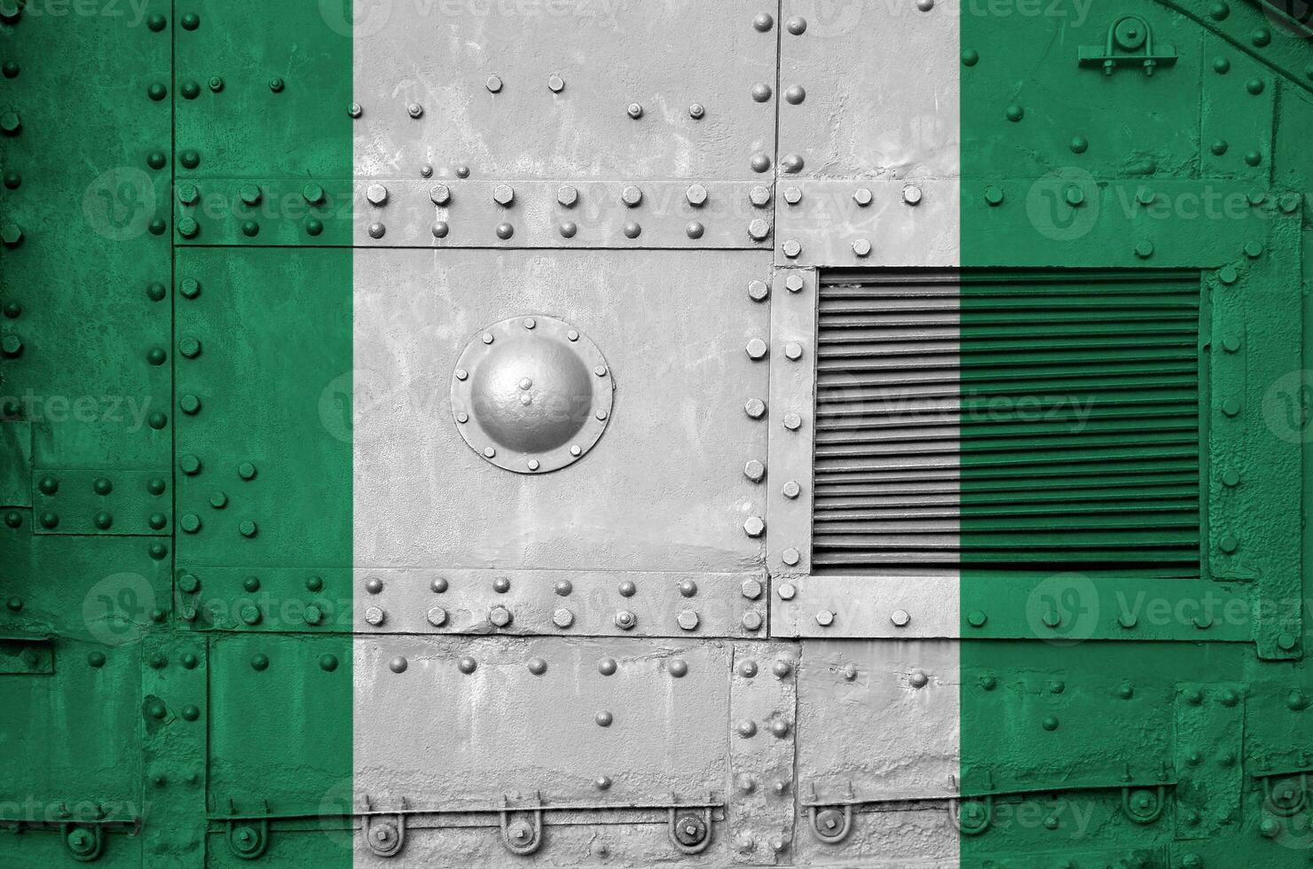 Nigeria drapeau représenté sur côté partie de militaire blindé réservoir fermer. armée les forces conceptuel Contexte photo