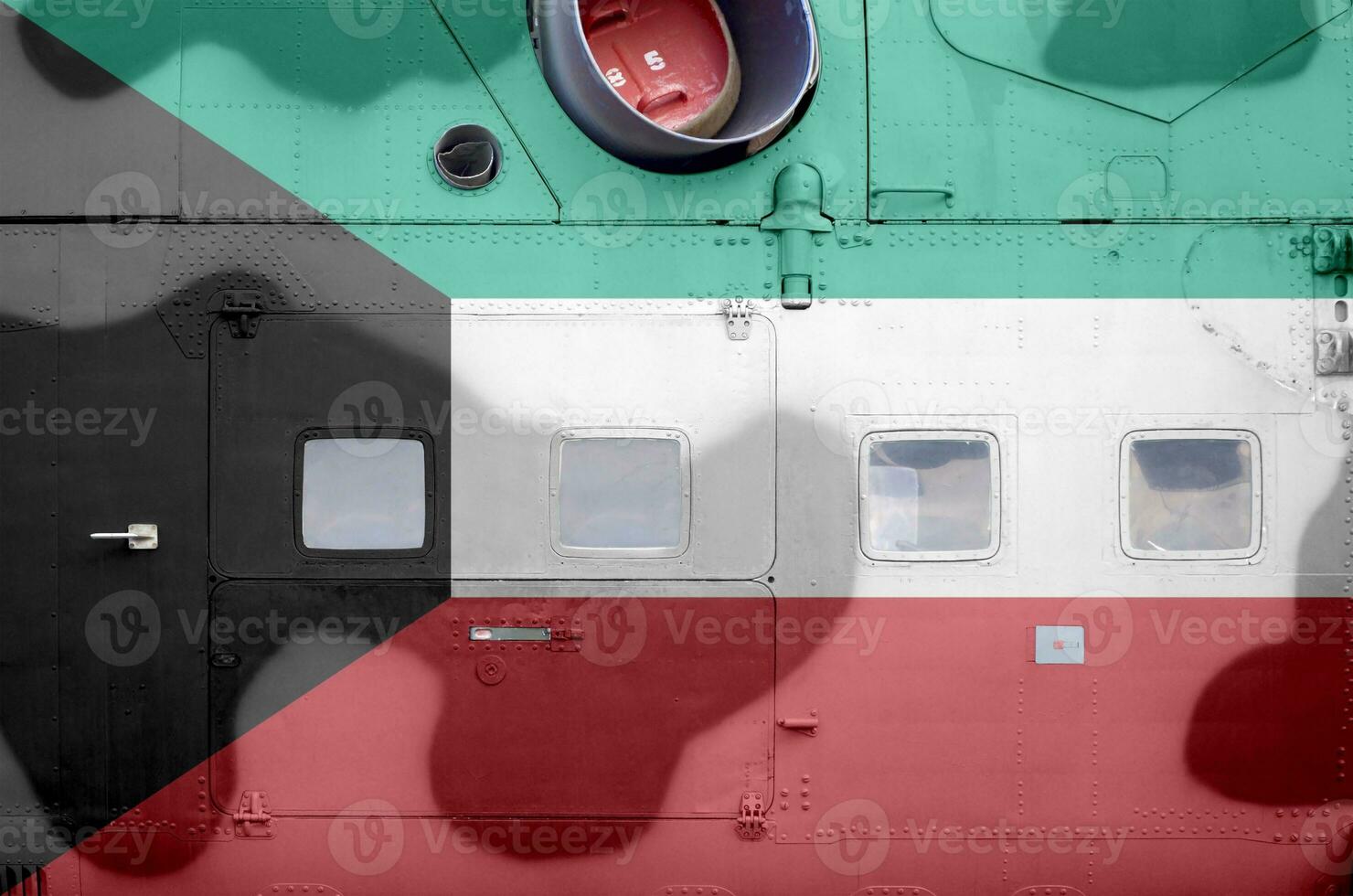 Koweit drapeau représenté sur côté partie de militaire blindé hélicoptère fermer. armée les forces avion conceptuel Contexte photo