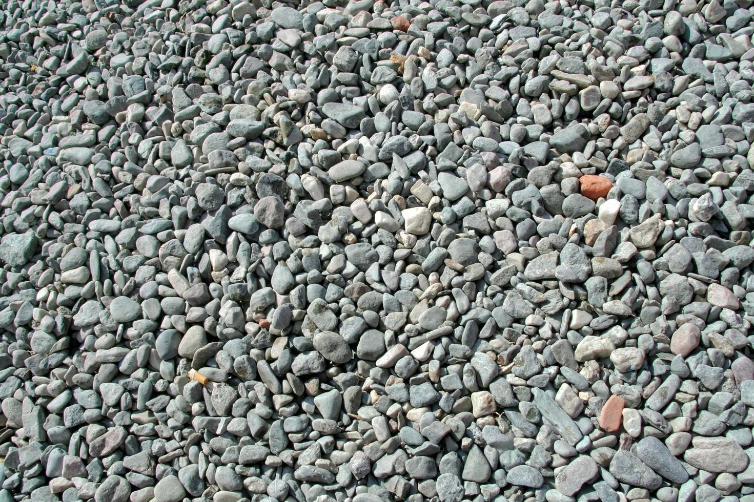 galets de pierre sur le lit de la rivière photo