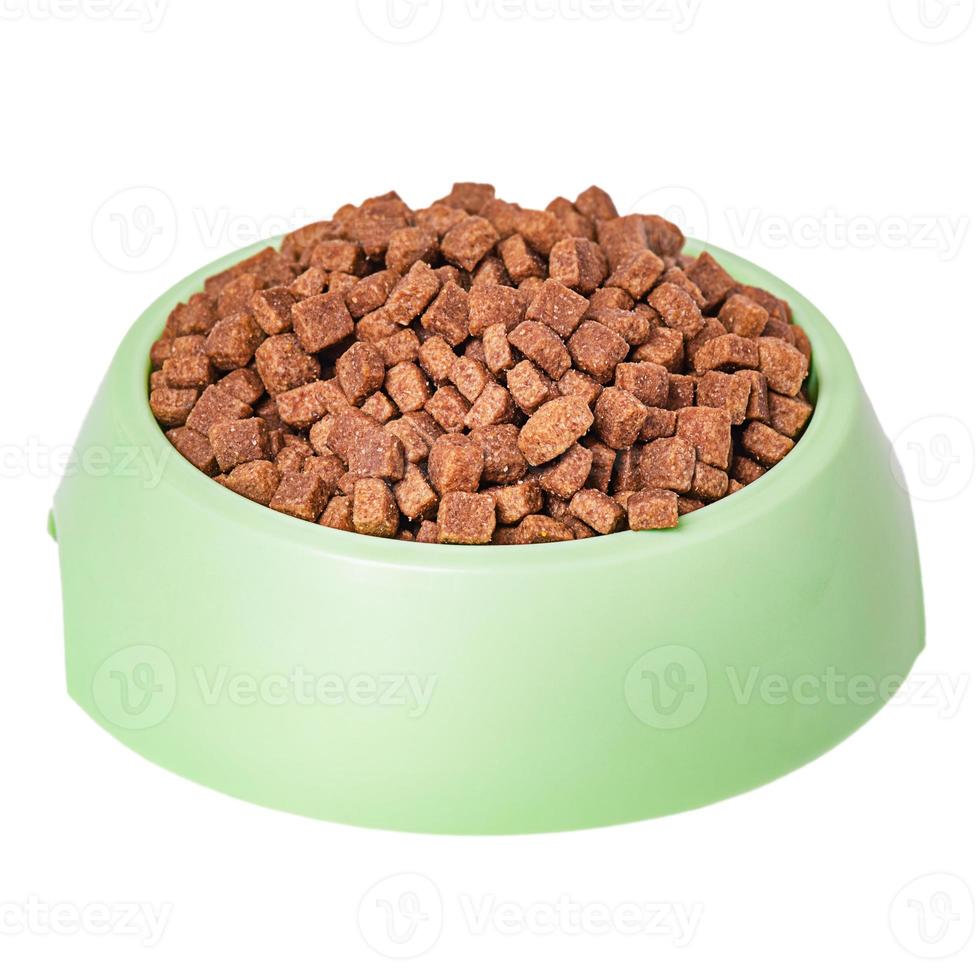 nourriture pour chiens isolé sur blanc. nourriture sèche pour animaux de compagnie dans une assiette photo