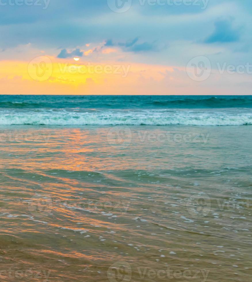 beau paysage coucher de soleil coloré panorama bentota beach sri lanka. photo