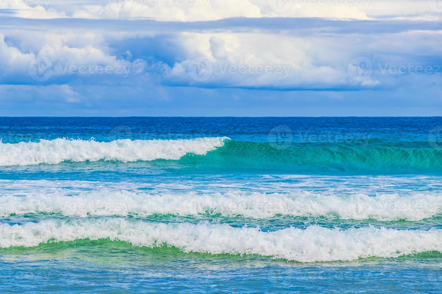 fortes vagues praia lopes mendes beach ilha grande island au brésil. photo