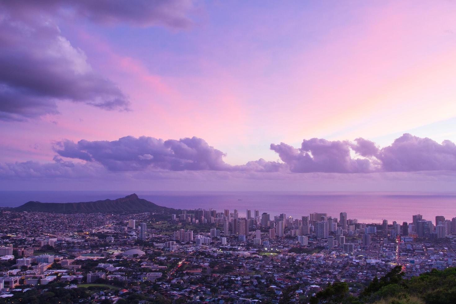 Vue de nuit de Waikiki Honolulu, Hawaï photo