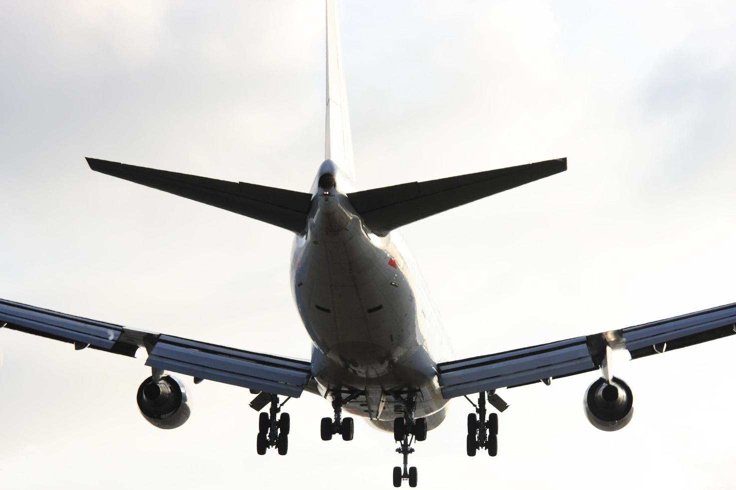 avion atterrissant à l'aéroport international de los angeles photo