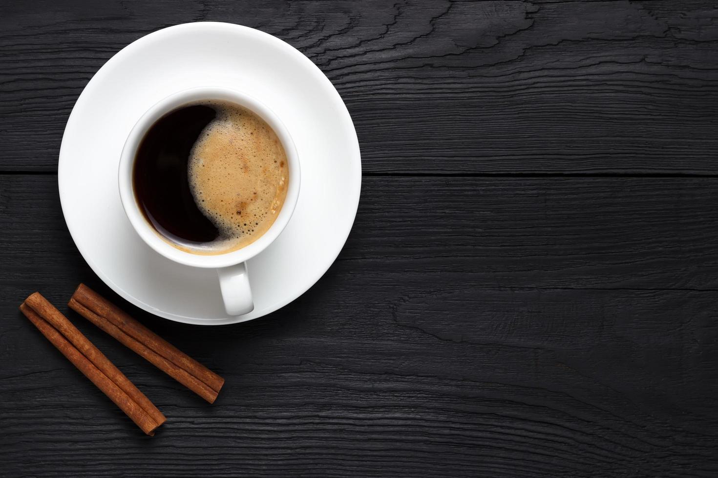 café chaud avec de la mousse dans une tasse blanche à la cannelle photo