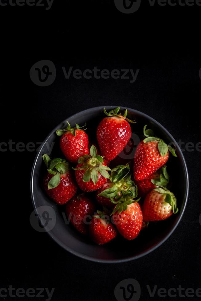 fraises sur fond noir photo