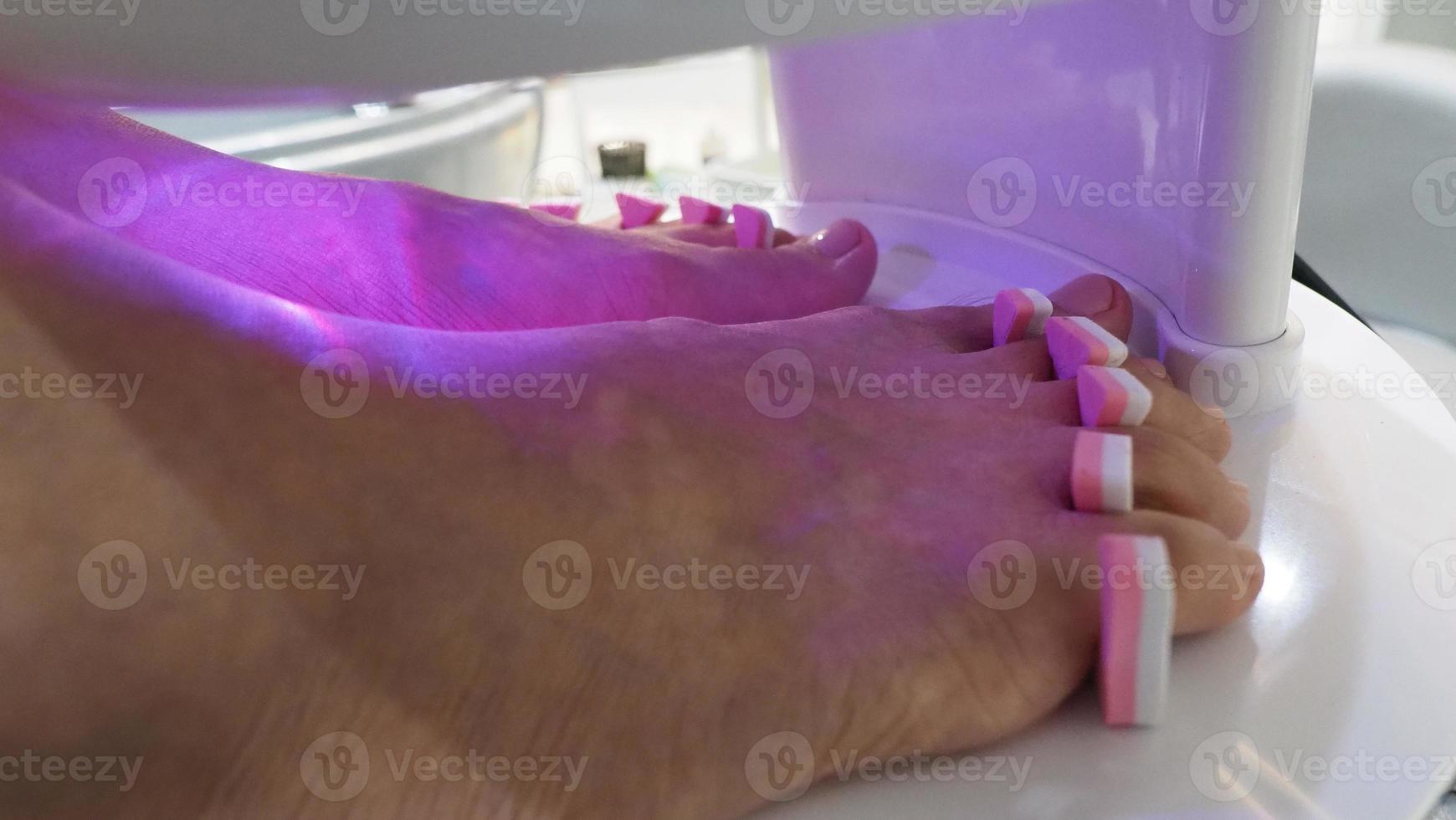 Spa pour les pieds. femme pieds nus massant dans une machine à eau savonneuse à la boutique du spa. photo